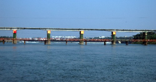 海南万泉河嘉积大桥成功爆破拆除