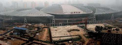 历时两年多建设、改扩建后的新北京南站将于8月1日开通运营。新落成的北京南站将容纳包括京沪高铁、京津城际列车在内的24条到发线。图为新北京南站(7月28日摄)。 新华社记者 公磊 摄