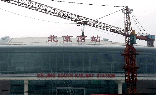 历时两年多建设、改扩建后的新北京南站将于8月1日开通运营。新落成的北京南站将容纳包括京沪高铁、京津城际列车在内的24条到发线。图为新北京南站(7月28日摄)。 新华社记者 公磊 摄