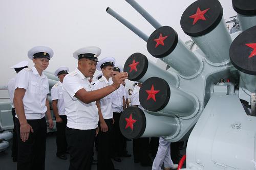 4月7日,俄海军官兵参观中国海军"珠海"号导弹驱逐舰.