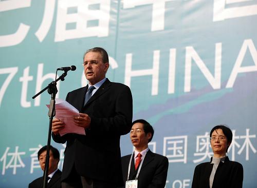 刘延东,罗格出席体育美术作品展览