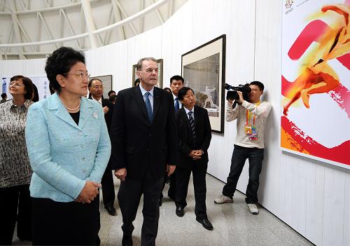 刘延东,罗格出席体育美术作品展览