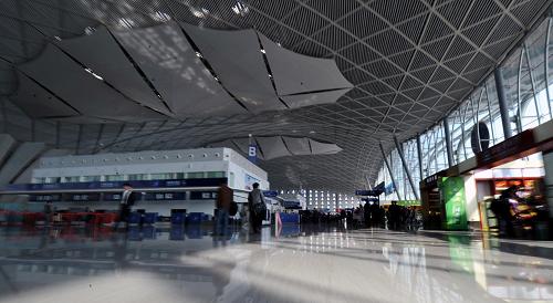 3月27日,旅客在乌鲁木齐国际机场T3航站楼办理手续。新华社记者 赵戈 摄