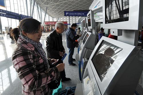 3月27日,旅客在乌鲁木齐国际机场T3航站楼内通过自助值机柜台办理机票。新华社记者 赵戈 摄