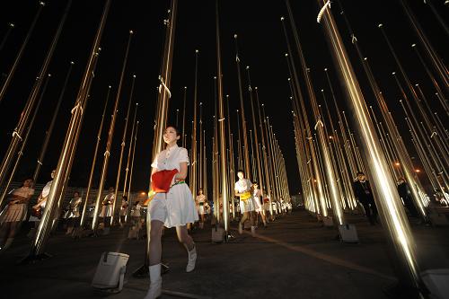 当日,上海世博会降旗仪式在世博园举行.新华社记者 邢广利 摄