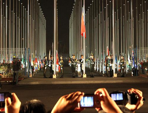 上海世博会举行降旗仪式