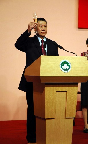 12月20日,澳门特区行政长官何厚铧在庆祝澳门特区成立六周年酒会上