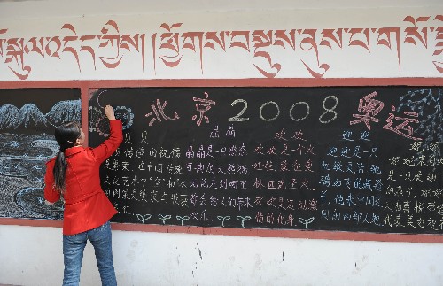 3月28日,甘肃省甘南藏族自治州夏河县拉卜楞藏民小学三年级老师赵彩霞
