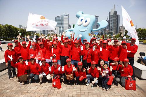 5月1日,来自上海浦东花木社区的志愿者在街头合影庆祝世博会倒计时一