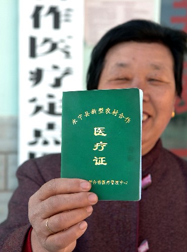 5月8日,宁夏永宁县胜利乡村民马金霞正在展示刚领到的《医疗证》.