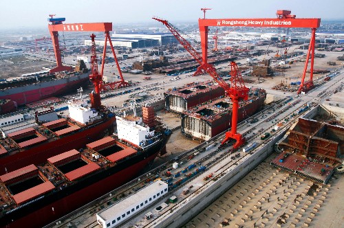 2月26日,南通熔盛重工的码头上一条大型油轮正在等待交付.