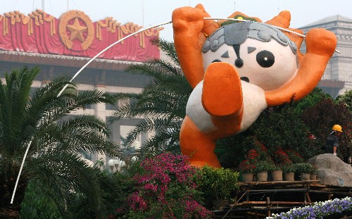 9月19日,福娃"迎迎"在表演撑杆跳高.新华社记者 庞兴雷 摄