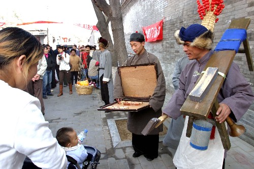10月28日,胡同文化节上的老北京叫卖展示让人们体验旧时的市井风 