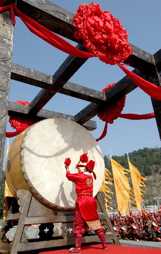 4月5日,公祭典礼进行击鼓仪式.   新华社记者 申宏 摄