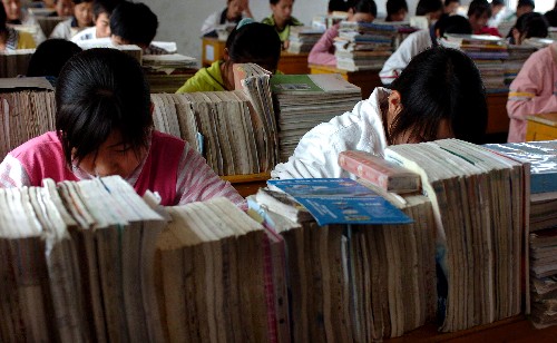   5月11日,安徽省金寨县一所乡镇学校的初三学生正在埋头苦读