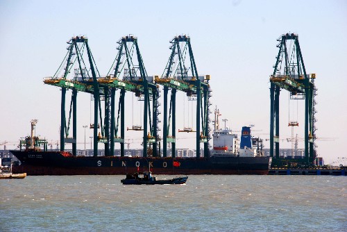 天津东疆保税港区码头作业忙