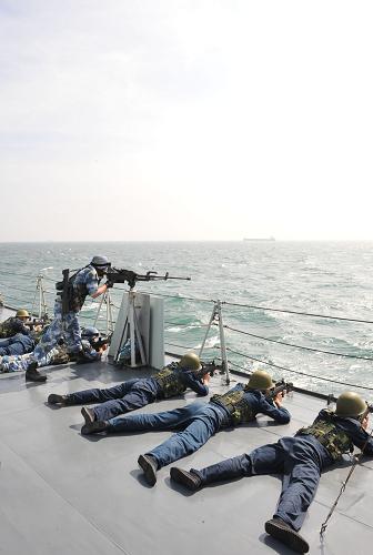 中国海军第四批护航编队特战队员进行首次演练