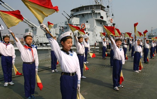 少年海军学校的学生在驻连云港海军某部基地码头进行旗语表演.