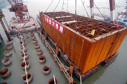 大胜关长江大桥9号墩钢吊箱围堰顺利整体起吊下放