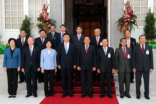 这是会见结束后,习近平与朱马利等在老挝主席府