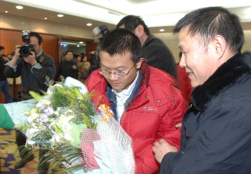 1月22日,在尼日利亚遭劫持的中国工程人员肖宇(前