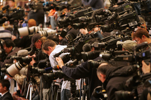 这是记者在现场采访. 新华社记者 江宏景摄