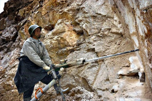 水泥厂关停久拖 天门山国家森林公园饱受污染