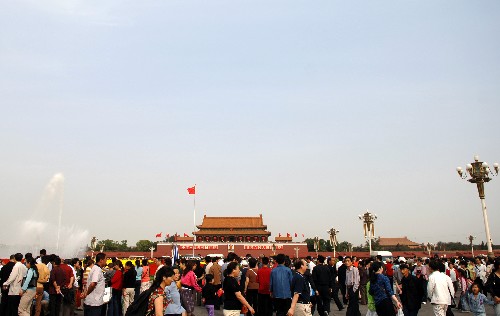 10月7日是“十一”黄金周的最后一天，北京天安门广场的游客依然川流不息