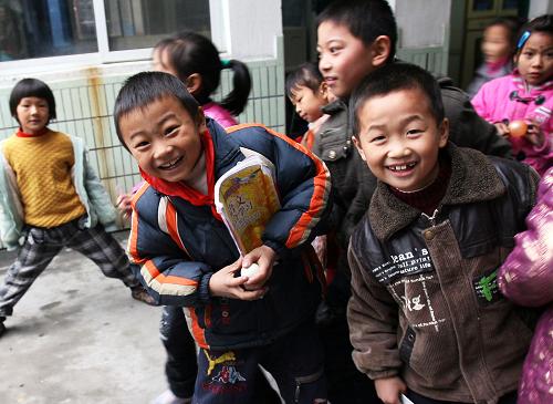 上海闵行区浦江镇育才小学的学生们在课间休息(11月20日摄)。 据悉,上海市农民工同住子女享受免费义务教育的比例3年来稳步提升,从2007年的57.1%,提高到2008年的74.36%。2009年秋季开学这一比例已经达到92.7%。到2010年,所有农民工同住子女将全部进入公办学校或政府委托民办小学,免费享受义务教育。 目前,在上海接受义务教育的外来流动人口子女总数为42万人,占全市义务教育阶段学生总数36%。 新华社记者 刘颖 摄