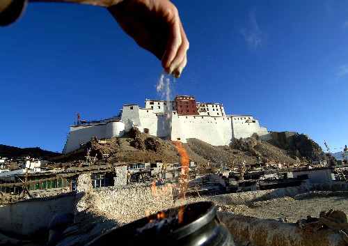     3月28日,日喀则一市民在"小布达拉宫"前的自家