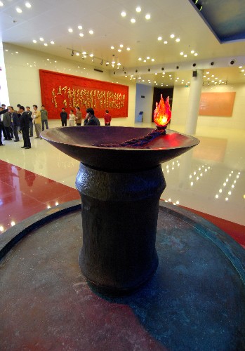 井冈山革命博物馆新馆一楼大厅内的雕塑《星星之火可以燎原》