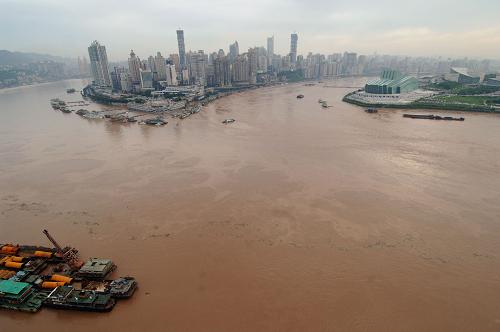     7月19日,两江(左为长江,右为嘉陵江)交汇处