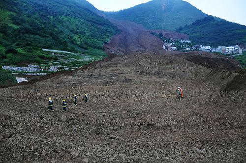 四川省汉源县突发山体滑坡 致20人失踪