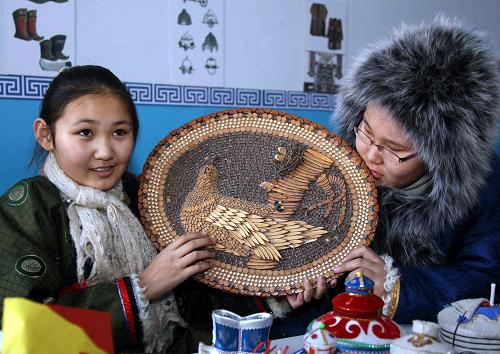 12月9日,呼伦小学学生在展示自己制作的手工艺品.