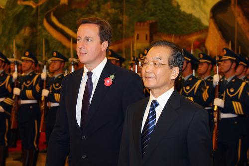 温家宝举行仪式欢迎英国首相访华