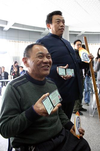 成都发出我国首批残疾人专用驾驶证