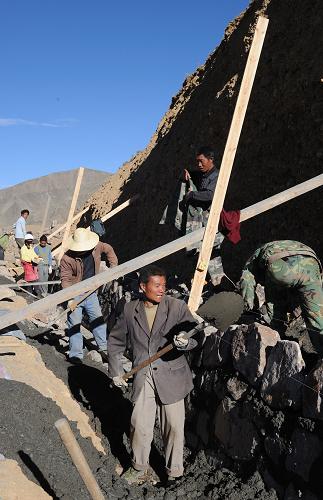 公路建设人员在西藏日喀则仲巴县境内施工(4月15