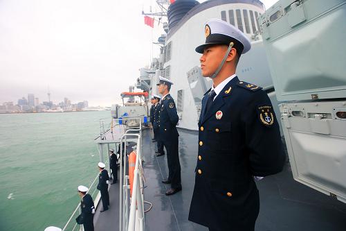10月11日,中国海军青岛舰官兵整齐列队抵达新西兰奥克兰港。新华社记者 查春明 摄