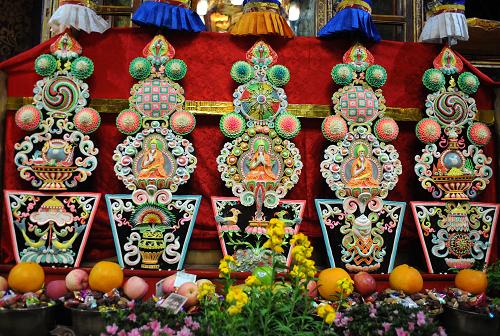 这是拉萨大昭寺僧人制作的酥油花之一——宗喀巴师徒三尊(2009年3