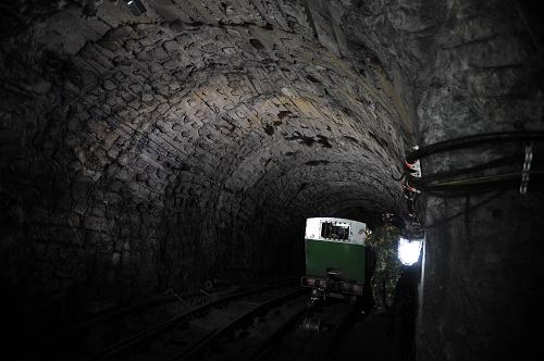 7月5日,救援人员乘坐矿车下井进行救援.新华社记者 白禹 摄