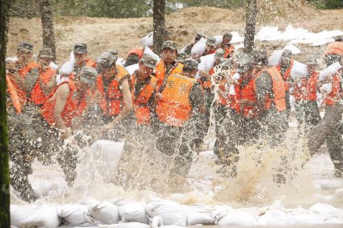 驻黑部队近2万兵力奋战三江抗洪一线