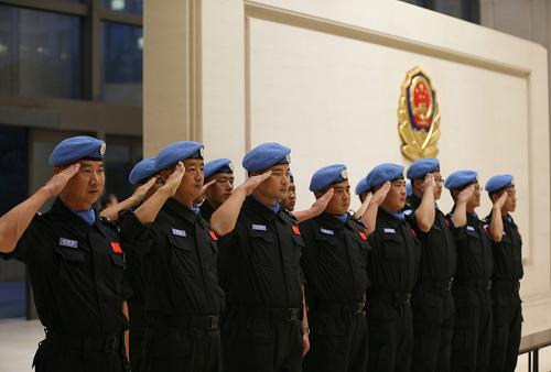 我国首支赴利比里亚维和警察防暴队先遣队出征