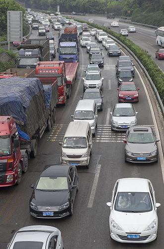重庆清明小长假首日现交通拥堵