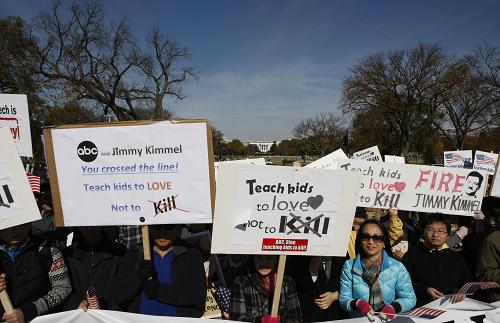 美国华侨华人抗议电视台辱华言论