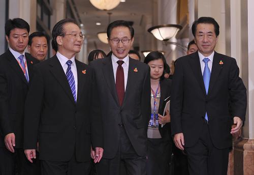 温家宝在越南首都河内出席中日韩领导人会议