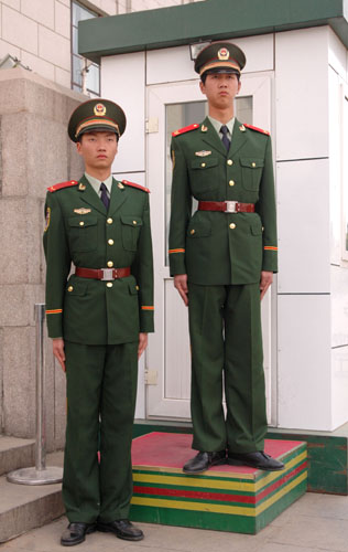 今日中国 中国要闻     继三军士兵常服换装后,武警士兵在今年也将穿