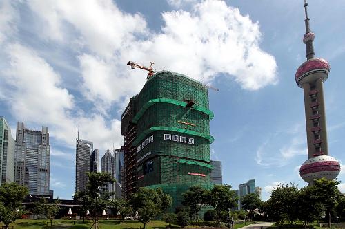 7月25日拍摄的正在建设中的中国金融信息中心。新华社记者 任珑 摄