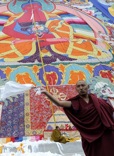 西藏扎什伦布寺举行三天展佛活动