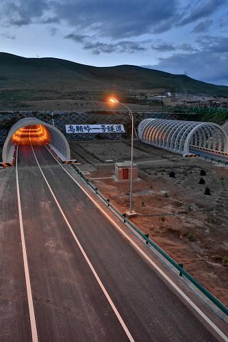 连霍高速乌鞘岭特长隧道群正式通车