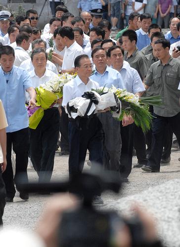7月28日,中国国务院总理温家宝在温州察看“7·23”甬温线特别重大铁路交通事故现场,悼念遇难者,看望受伤人员,对伤亡人员家属表示深切慰问,并回答中外媒体记者的提问。新华社记者 黄宗治 摄